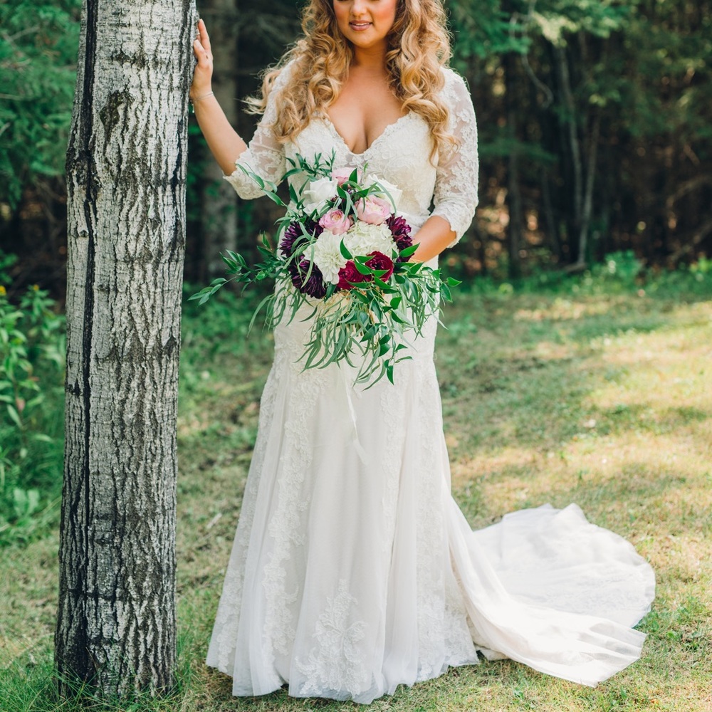 Alvina Valenta Wedding Dress (style 9458). Equivalent to a women’s size 12